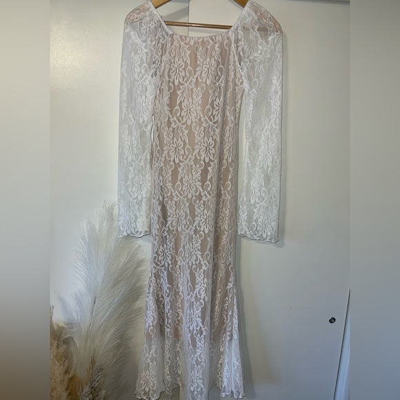Elegant White Lace Dress - Picture 2 of 4